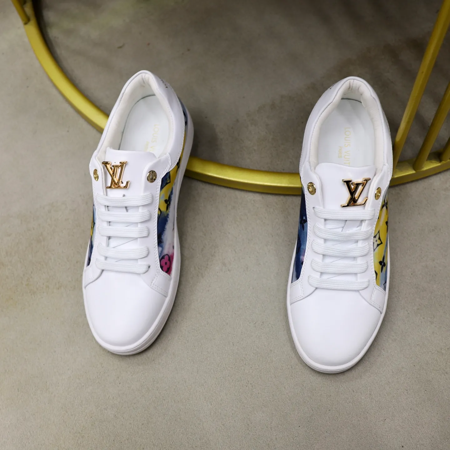 Ex-factory price: 400💰🙅‍♂️🙅‍♂️🙅‍♂️ Brand: LV Louis Vuitton Standard code: 38-44 (45 customized) Grade: Same as the official website Material: Original material splicing Comfortable and breathable lining Lightweight and wear-resistant sports outsole Style category: Men's fashionable casual shoes Running sneakers Distinguished luxury brand elements Top luxury Color: actual picture color